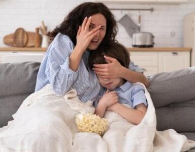  صحنه هایی که نباید اجازه دهید کودکتان ببیند
