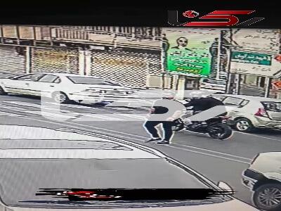 فیلم لحظه زنجیرقاپی سارقان موتورسوار در کسری از ثانیه