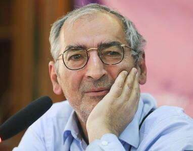 زیباکلام: بنزین مفت کشور را بیچاره کرده!