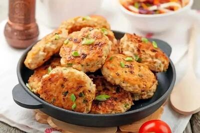  طرز تهیه کوکو مرغ کردی، شام فوری اما مجلسی!