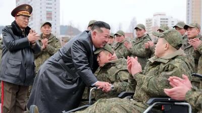  استقبال باشکوه کیم از سربازان بازگشته از جنگ اوکراین