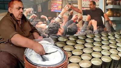 طرز تهیه نوشیدنی سنتی لاسی با ماست در پاکستان (فیلم)