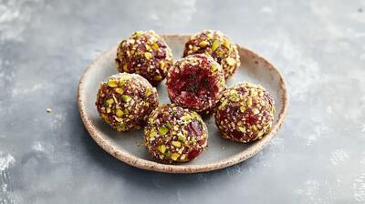  طرز تهیه توپک پسته کرنبری؛ دسر شب یلدا