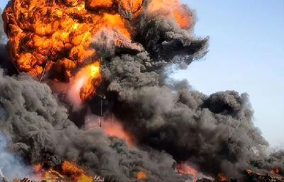  دود غلیظ در کمربندی اسالم بر اثر آتش‌سوزی بنزین نشت‌کرده در جوی آب (فیلم)