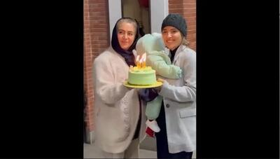 جشن تولد مونا کرمی در حاشیه اجرای نمایش باران اسیدی (فیلم)