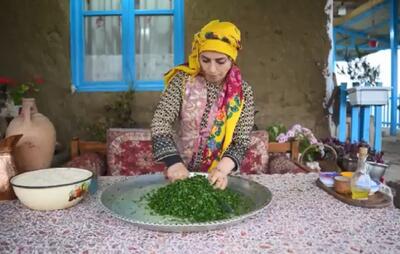 غذای روستایی در ایران؛ پخت قورمه سبزی در روستایی کوهستانی (فیلم)