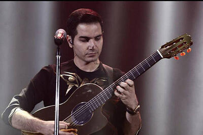  واکنش محسن یگانه از پاره شدنِ سیم گیتار وسط کنسرت