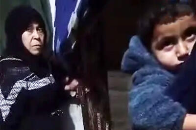 بوسیدن اجباری پایِ مادرشوهر متکبر جنجال برانگیز شد