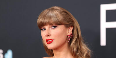 از بوت بلند تا خط‌چشم گربه‌ای؛ آیتم‌هایی که با تیلور سوئیفت محبوب شدند! - چی بپوشم