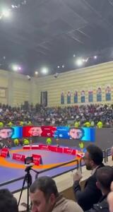 ببینید / تشویق یکپارچه رسول خادم پیش از شروع فینال لیگ کشتی آزاد+واکنش دبیر