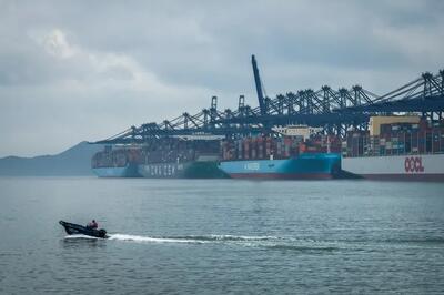 وال‌استریت ژورنال: نیرو‌های آمریکایی ماه گذشته میلادی، به یک کشتی باری که از چین به سوی ایران در حرکت بود حمله کردند / از این کشتی موادی توقیف شد که برای تسلیحات متعارف ایران، بالقوه مفید بودند / این مواد هم می‌توانند کاربرد نظامی داشته باشند هم غیرنظامی