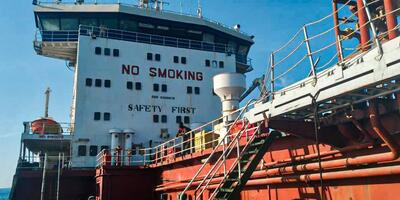 جزئیات توقیف کشتی نفتکش خارجی قاچاق سوخت در دریای عمان / رئیس دادگستری هرمزگان: نفتکش توقیف شده علاوه بر قاچاق سازمان‌یافته میلیون‌ها لیتر، مرتکب تخلفات متعددی از جمله خاموش کردن رادار و تخریب عمدی تجهیزات کشتی در زمان توقیف شده / این اقدامات فریاد عده‌ای که منافع کلان آنها به خطر افتاده، را بلند کرده است