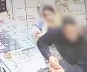 ببینید /  فیلم لحظه سرقت از طلا فروشی توسط زن و مرد جوان در بیرجند