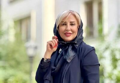 مرجانه گلچین با کت و شلوار آبی در یک مراسم عروسی