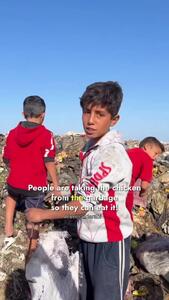 کودکان غزه در جستجوی مرغ‌های فاسد میان زباله‌ها