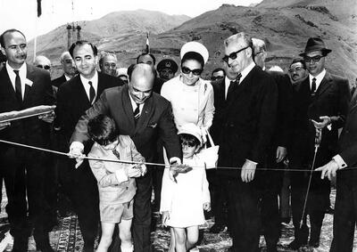 سال 1346، افتتاح «سد فرحناز» با حضور محمدرضا شاه و پسرانش