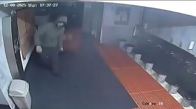 سرقت از صندوق نذورات مسجد با رعایت آداب اسلامی!