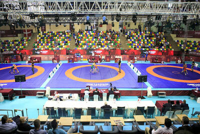 تشک کشتی زباله‌دان شد + ویدئو |  گوینده سالن: نکنید آبرویمان می‌رود