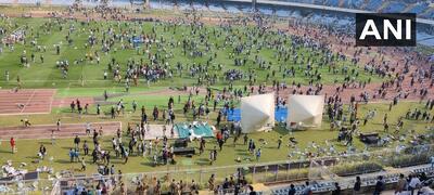 تصاویر آشوب در هند به خاطر مسی؛ خشم مردم ورزشگاه را میدان جنگ کرد +_ویدئو