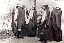  چرا در دوران مشروطه زنان ابروهای خود را لنگه به لنگه رنگ می‌ کردند؟