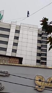  حرکت خطرناک دختر جوان روی سیم‌های برق در شهریار + فیلم