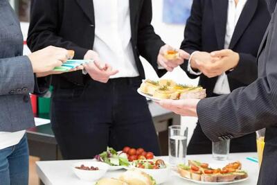 با دستور رئیس جمهور؛ سرو میوه و شیرینی در جلسات اداری ممنوع شد