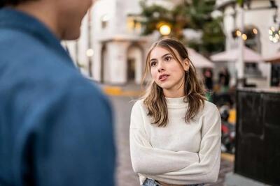 پرچم‌های صورتی در عشق | این زنگ خطرهای خاموش در روابط عاطفی را نادیده نگیرید