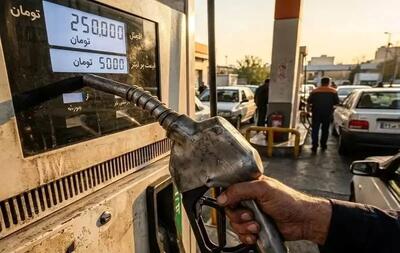 نمایش نیمه‌شب در پمپ‌بنزین؛ لبخندهای اجباری برای بنزین پنج‌هزارتومنی/ ویدئو