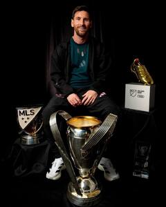 تصویر لیونل مسی با تمام جوایز فردی این فصل - پارس فوتبال