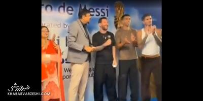 ویدیو| واکنش مسی وقتی مجسمه ۲۱ متری خودش را دید! - پارس فوتبال