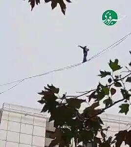  حرکت خطرناک دختر جوان در تهران روی سیم‌های بین ساختمان +فیلم