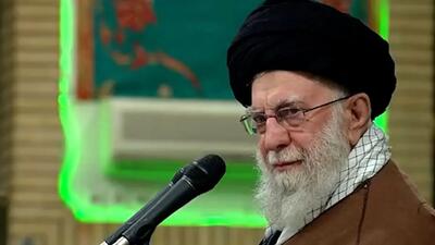  فیلم / لحظه تذکر جدی رهبری انقلاب به بازیگر معروف : دیگر این کار را نکن ... / سید جواد این تذکر را جدی ...