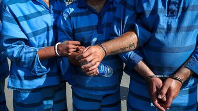 فیلم گریه های پسر بچه در برابر زورگیران مسلح موبایل / بازداشت شدند