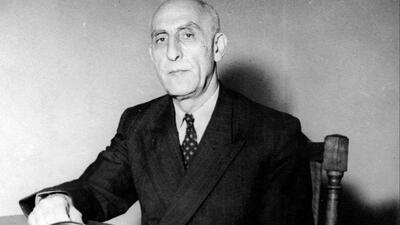 عکس بوسه تاریخی مصدق بر دستان همسر شاه