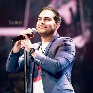 خواستگاری خواننده مشهور ایرانی از همسر آینده‌ خودش در کنسرتش / سیامک عباسی کیست؟ + فیلم - سلام نو