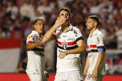 هافبک برزیلی کفش هایش را آویخت