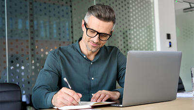 چرا کارمندان از مدیرعامل‌ها متنفرند؟ شکاف رهبری سازمانی در عصر هوش مصنوعی - شارا