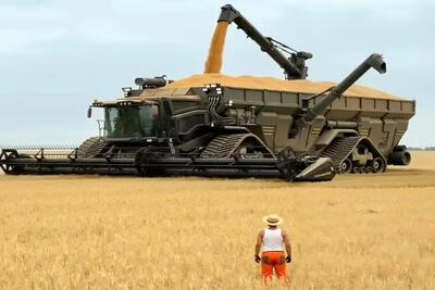 کشاورزی نوین؛ ماشین غول ساختن یه تنه زمین چند هزار هکتاری رو درو میکنه تو 1 ساعت