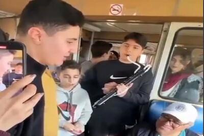 آواز خیابانی؛ پسره انقد قشنگ آهنگ احمد کایارو تو مترو خوند فکر کنم چند نفر جا بمونن