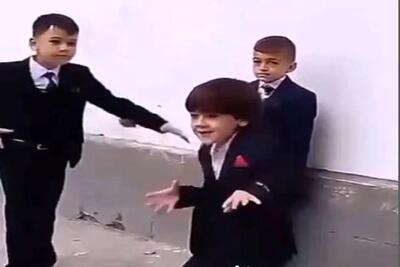 آواز محلی؛ ببینید این دوتا پسر چقد باحال با کت و شلوار میرقصن؛ بچه انقد پایه ندیدن