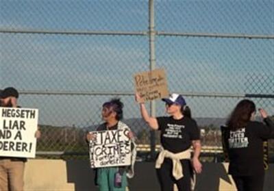 تجمع اعتراضی علیه وزیر جنگ آمریکا در جریان سفرش به آلاباما - تسنیم