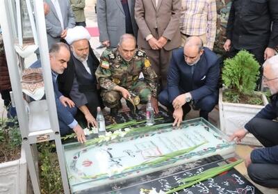 ادای احترام فرمانده نزاجا به مقام شامخ سپهبد شهید حاج قاسم سلیمانی - تسنیم