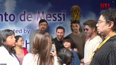 رونمایی از مجسمه مسی با حضور شاهرخ‌ خان!