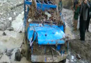 گرفتار شدن یک دستگاه نیسان آبی در سیلاب بشاگرد