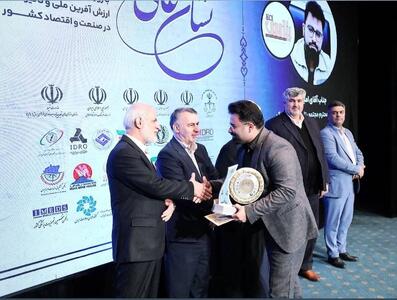  نشان عالی مدیر سال ۱۴۰۴ به مدیر مجتمع پتاس خور و بیابانک رسید