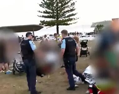 کشتار در جشن یهودیان استرالیا: ده ها نفر کشته و مجروح شدند( +عکس و فیلم)