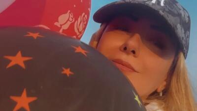 استایل کژوال بیتا سحرخیز در جشن تولد؛ هودی سفید و بادکنک‌های رنگی (عکس)