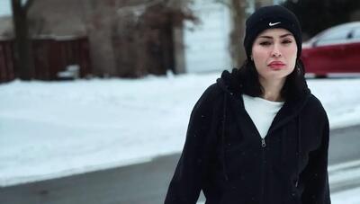 استایل زمستانی شیوا طاهری در برف‌های کانادا؛ ترکیب مشکی و کرم (عکس)