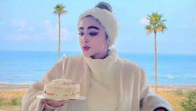 جشن تولد «ستاره حسینی» در کنار دریا با استایل تمام سفید و کیک مینیمال (عکس)