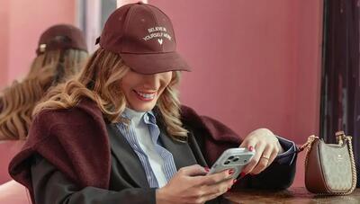 استایل کژوال متین ستوده با کت اورسایز و کلاه کپ قرمز (عکس)